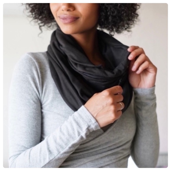 NWT Beyond Yoga Zipper Pocket Infinity Scarf in Black OS - Picture 2 of 9